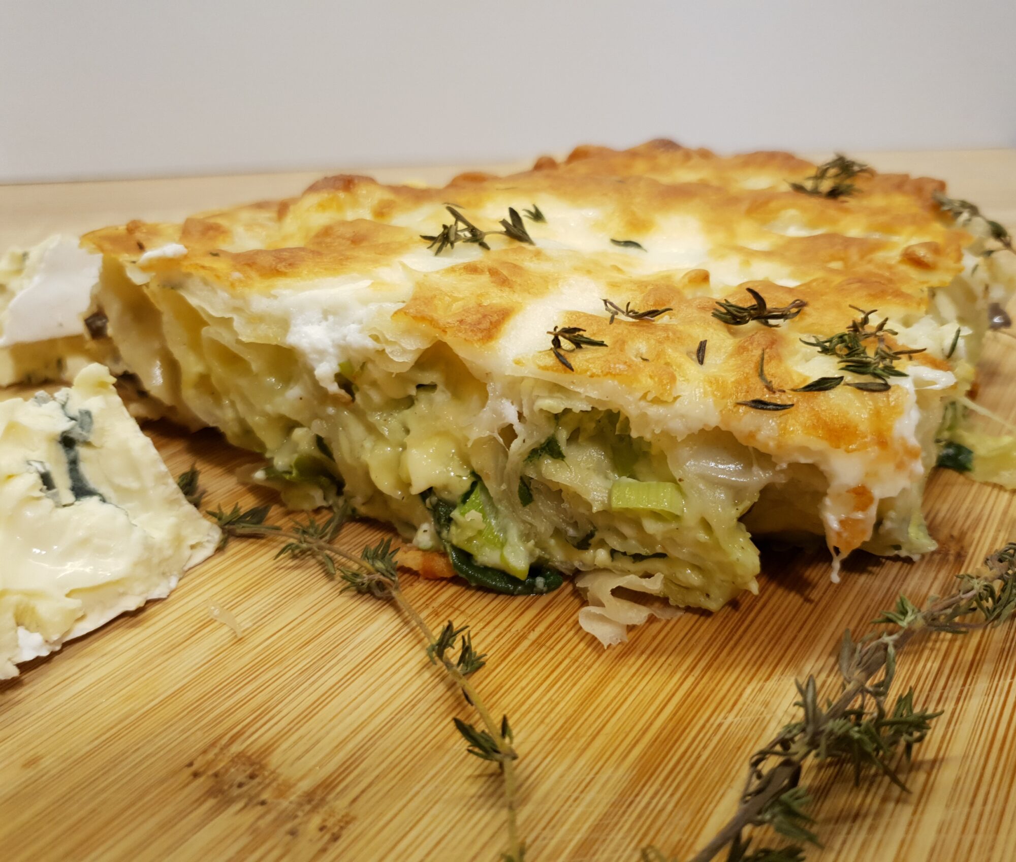 Пирог из слоёного теста с туной , грибами и сырным ассорти 28×19