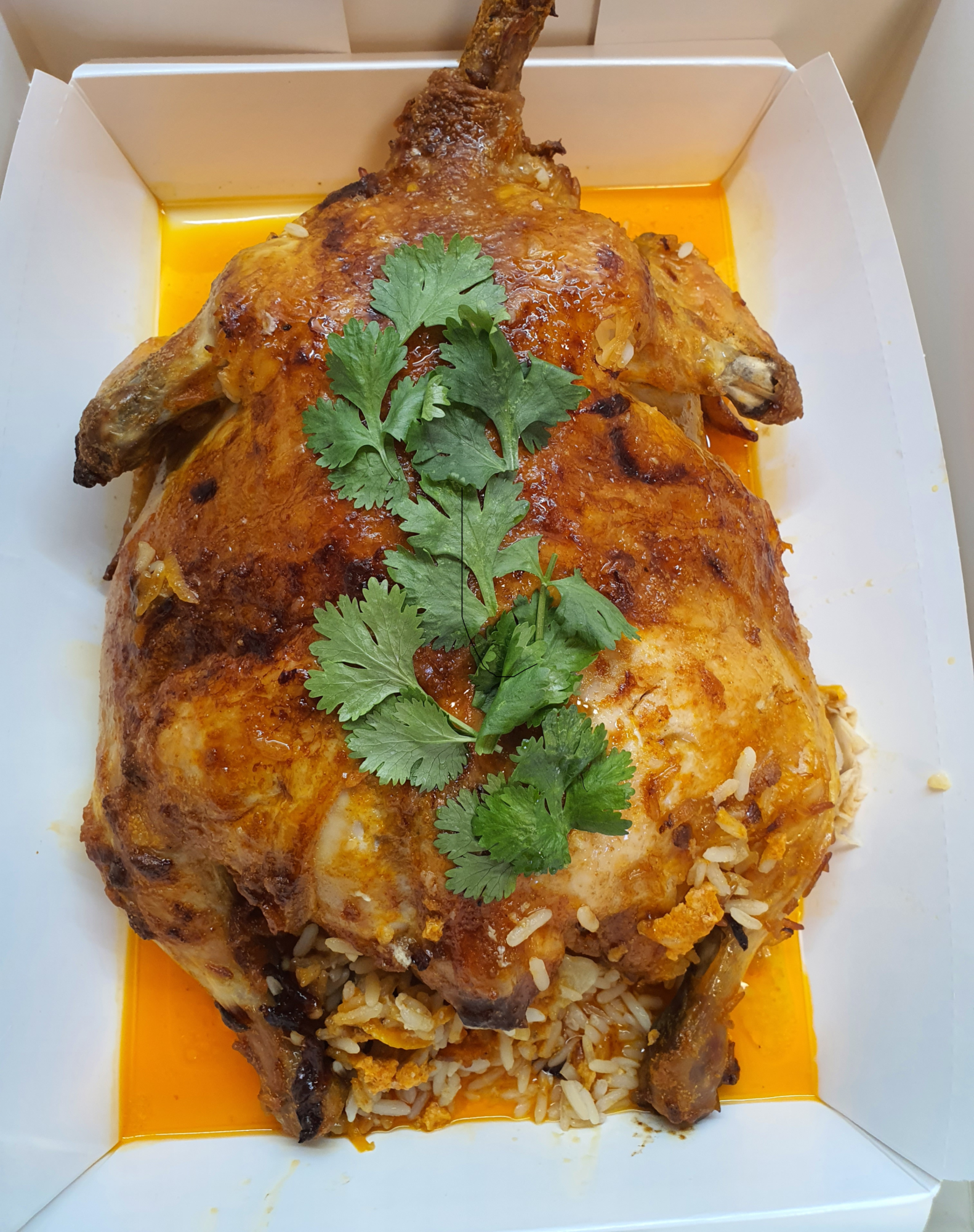 Курочка, запеченная целиком с рисом и овощами