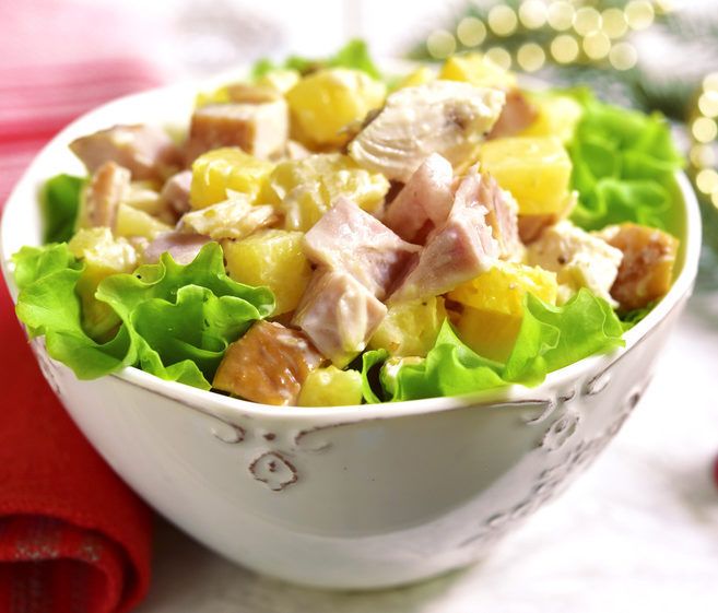 Салат с копченой курицей и ананасом