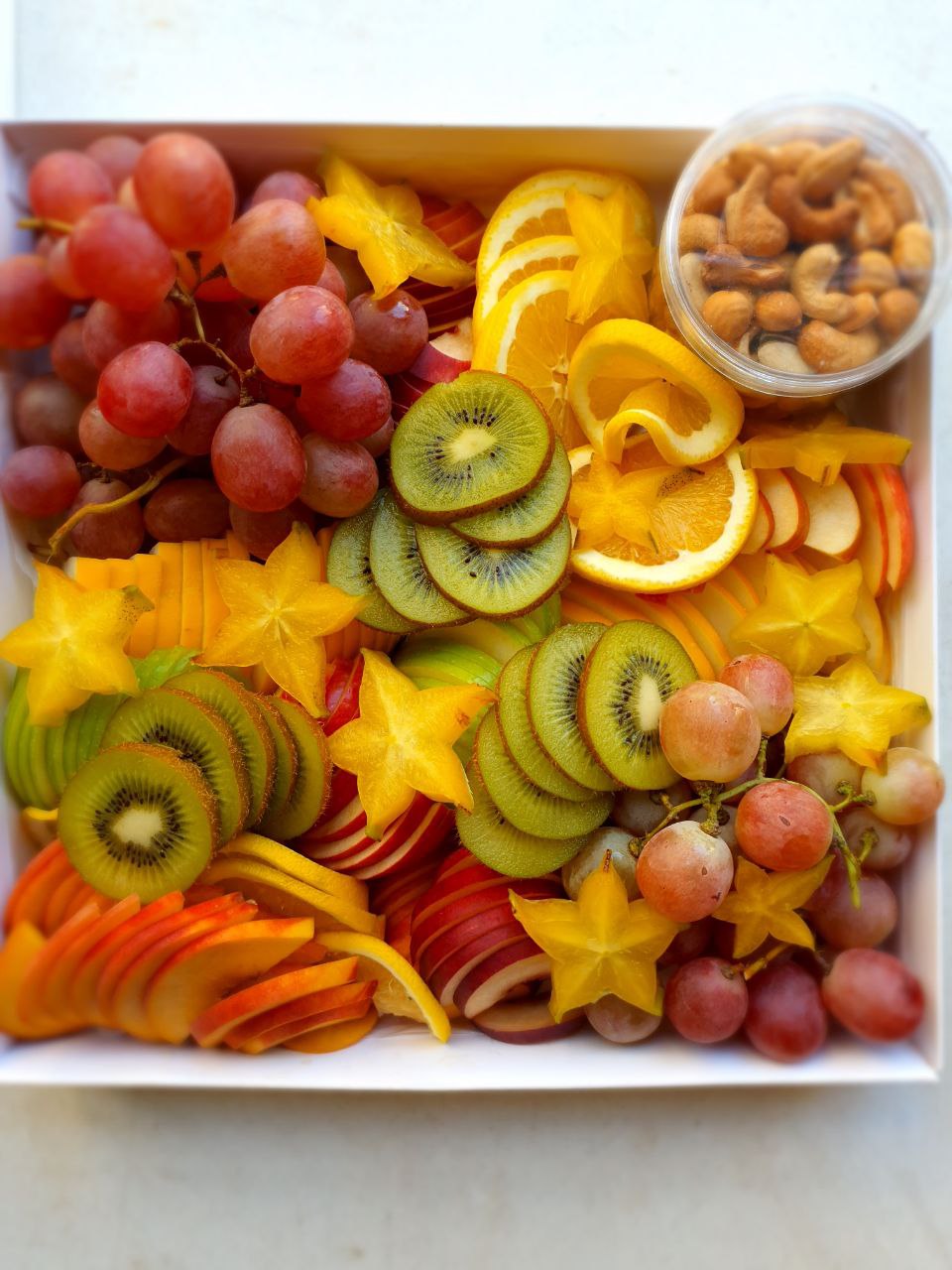 Фруктовая нарезка из сезонных фруктов