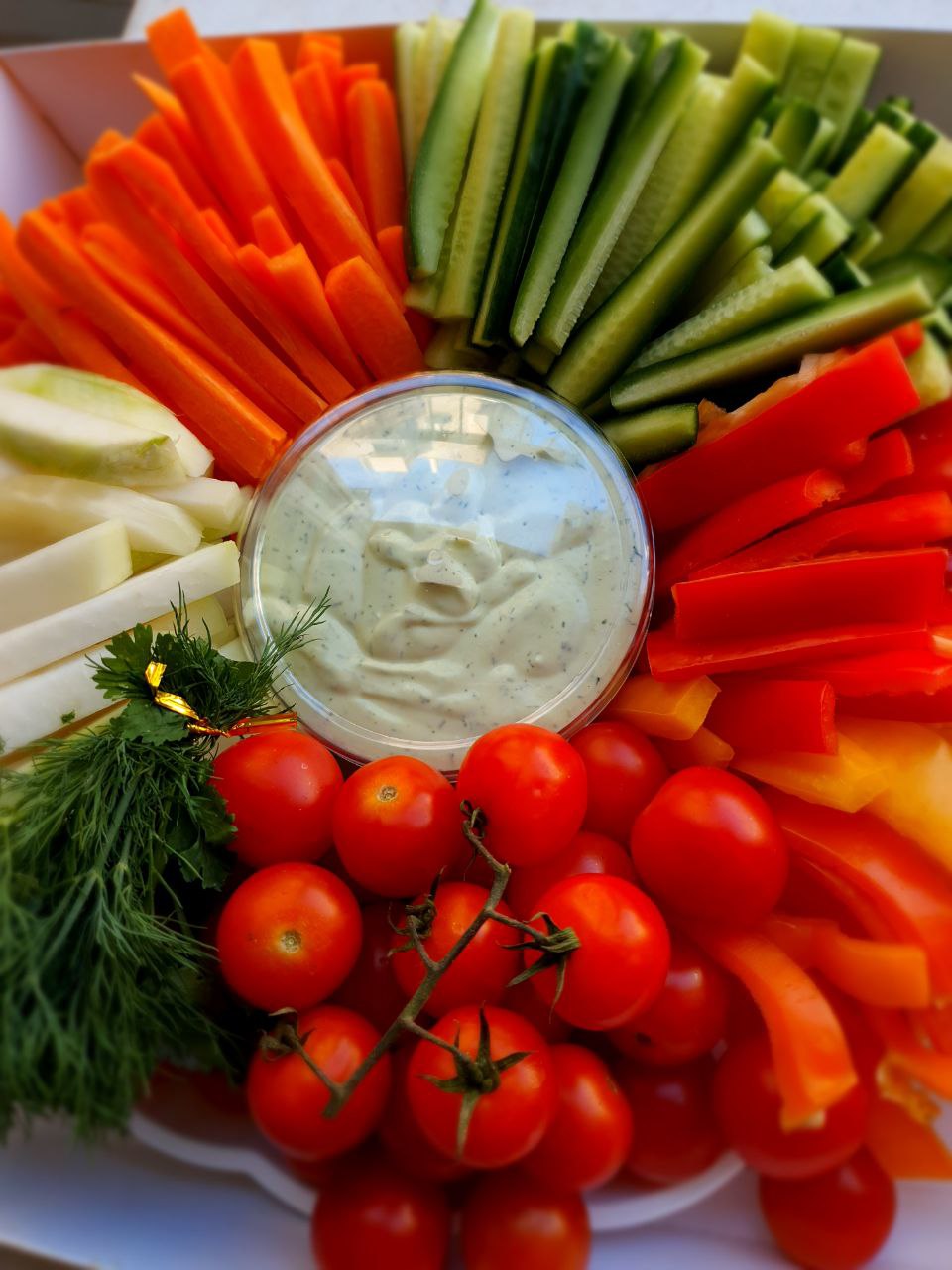 Овощная нарезка (с соусом)