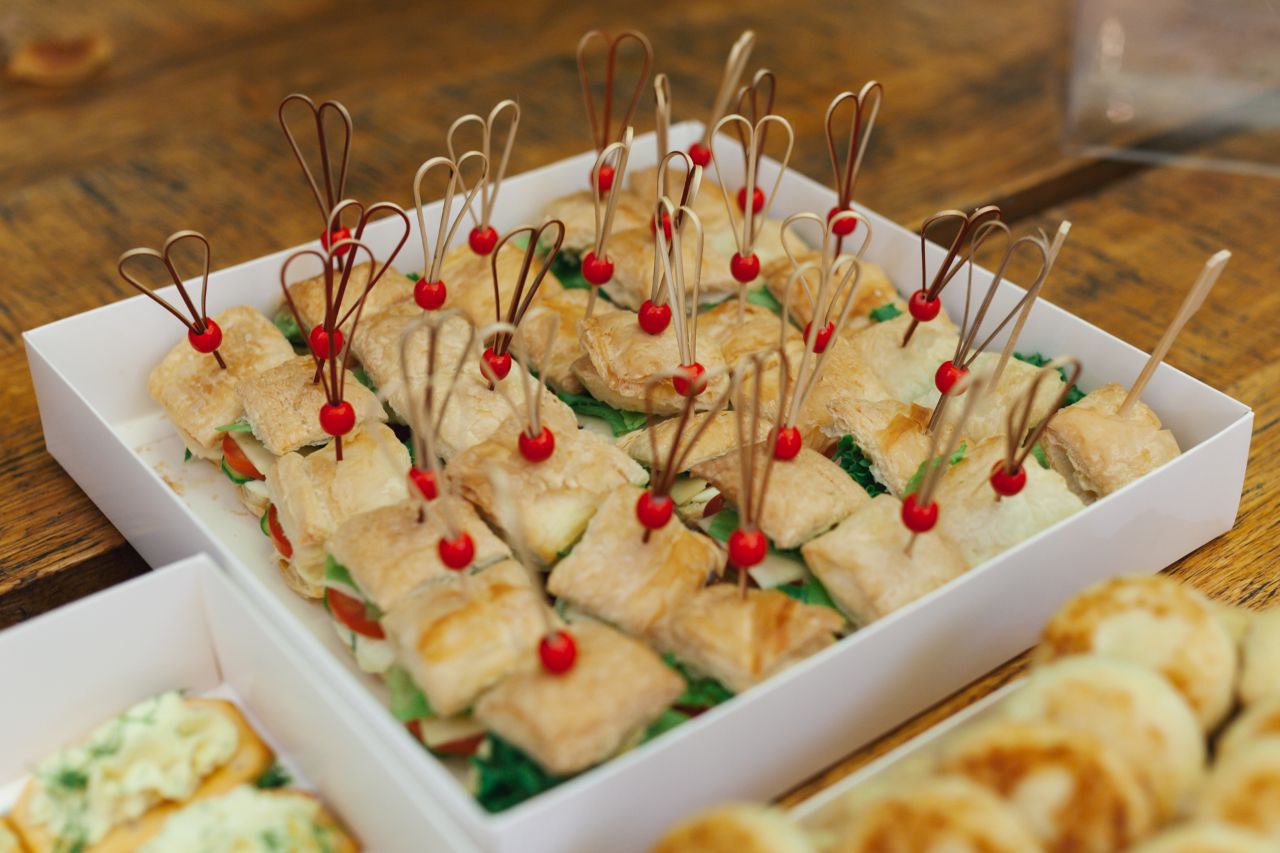 Канапе слоёное тесто + овощи + сыр