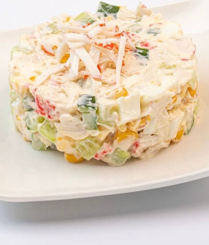 Салат из крабовых палочек с кукурузой и огурцом