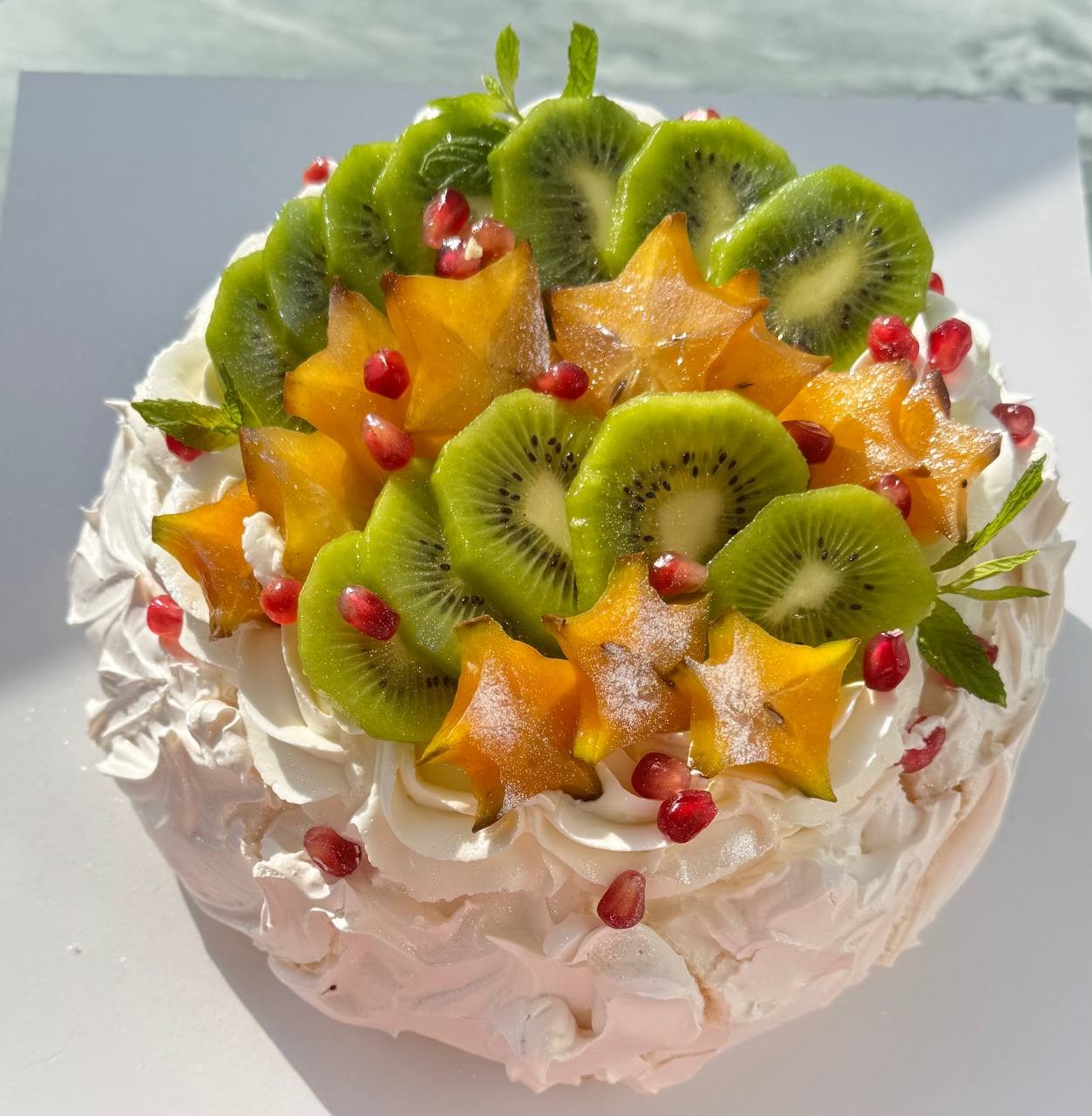 Павлова с сезонной ягодой