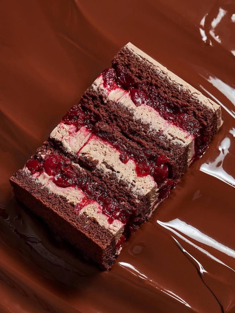 Шоколадный бисквит с ягодным конфи