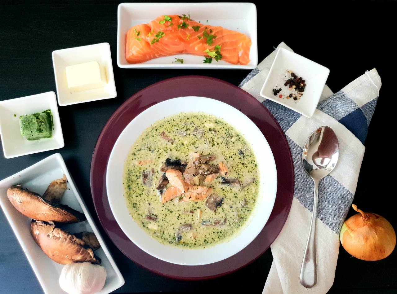 Суп сливочный с грибами и лососем