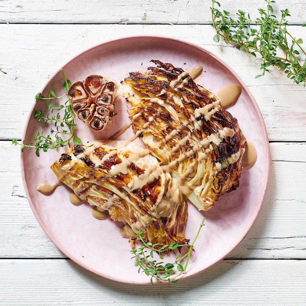 Стейк из капусты с соусом