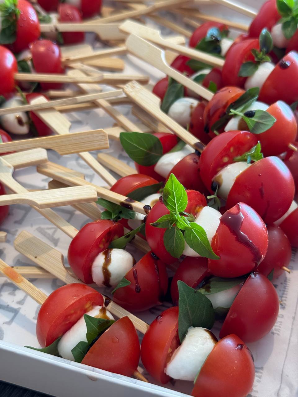 Канапе помидоры черри, базилик, моцарелла