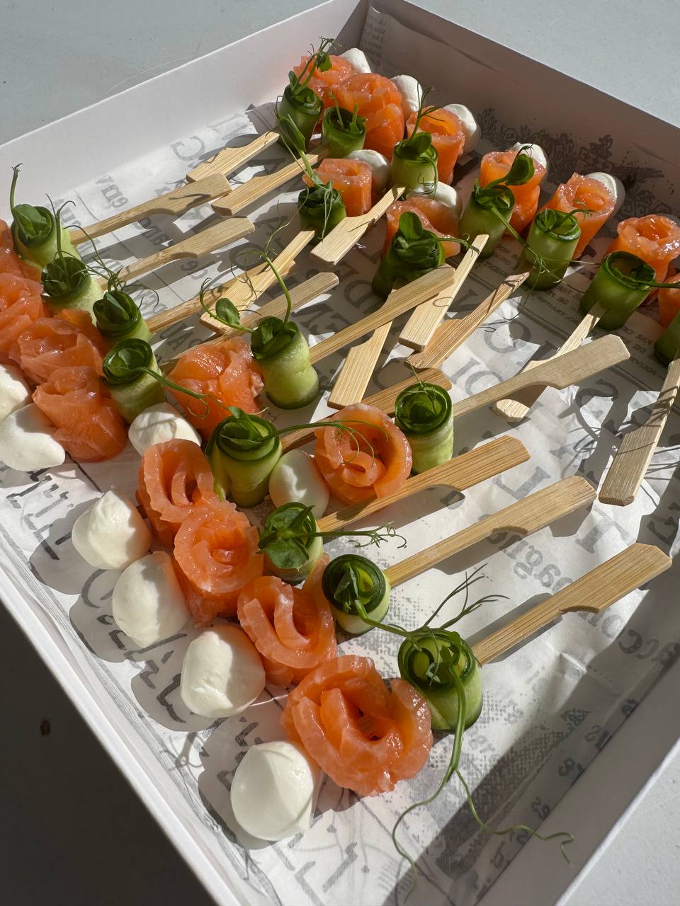 Канапе сёмга + сыр + овощи