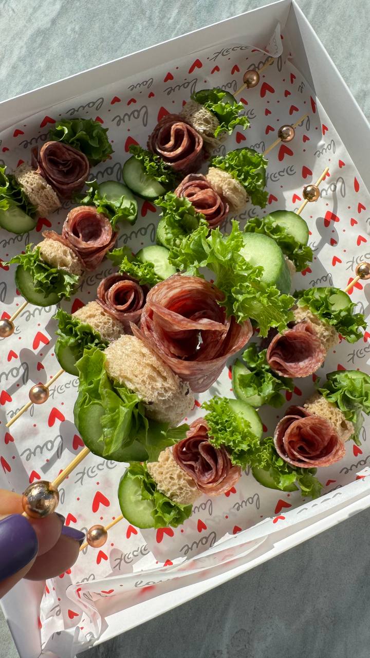 Канапе колбаса + овощи + хлеб