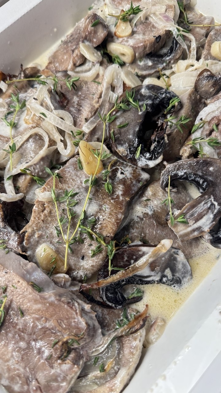 Язык запеченный с грибами Портобелло в сливочном соусе