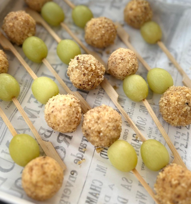 Канапе с виноградом и сырболлом